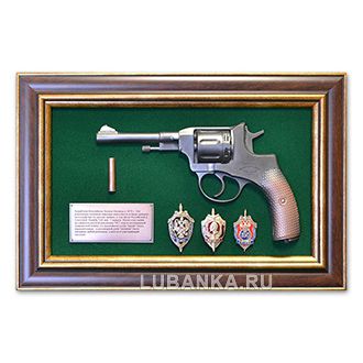 Панно с пистолетом «Наган» со знаками ФСБ