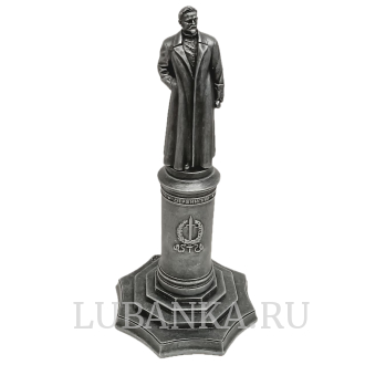 Бюст Дзержинского на высоком постаменте